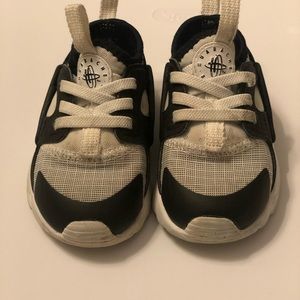 Toddler Nike huaraches size 6C